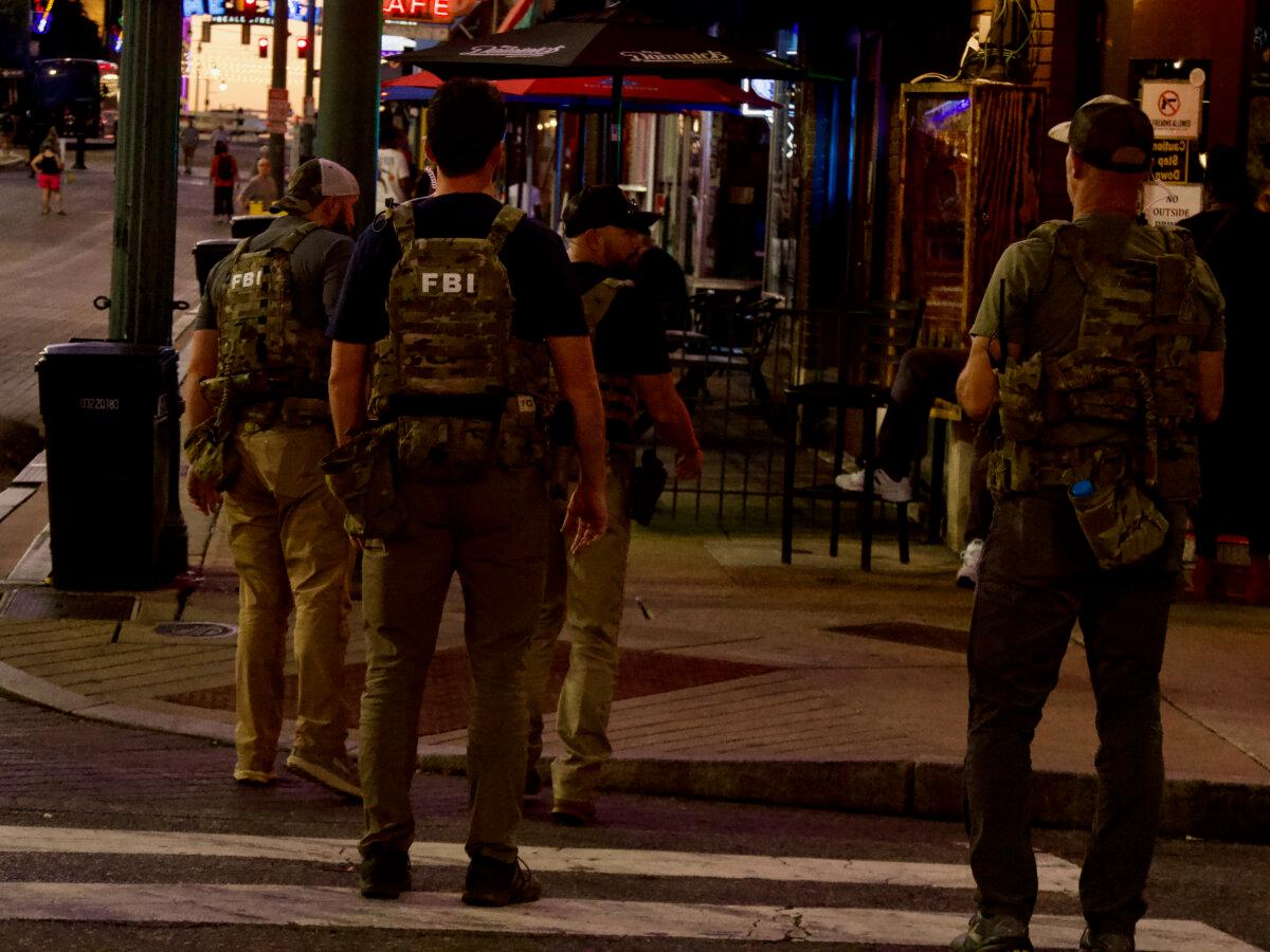 Memphis Residents Welcome Arrival of Federal Agents 2 FBI agents patrol Beale Street in Memphis, Tenn., on Oct. 5, 2025. (Travis Gillmore/The Epoch Times)