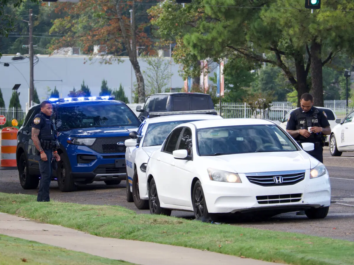 Memphis Residents Welcome Arrival of Federal Agents 3 Memphis Police stop vehicles and check for warrants and violations during the Safe and Clean Task Force operation, on Elvis Presley Boulevard in Memphis, Tenn., on Oct. 4, 2025. (Travis Gillmore/The Epoch Times)