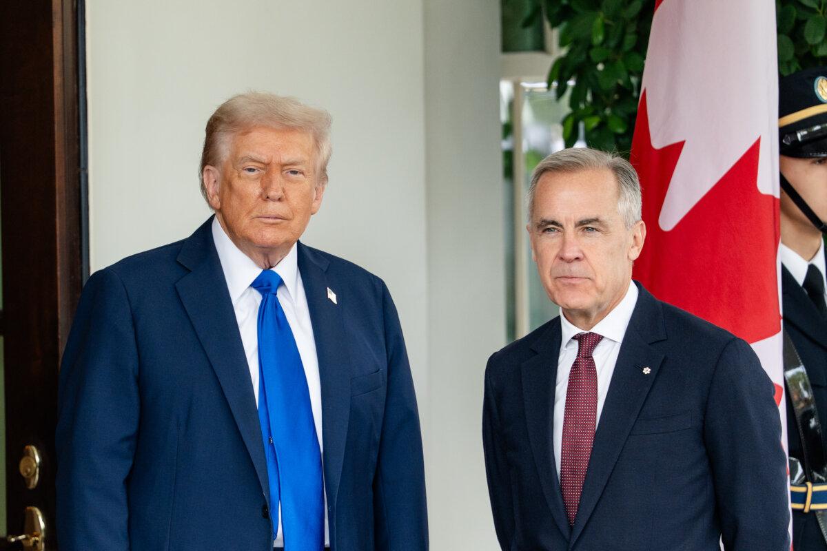 U.S. President Donald Trump greets Canadian Prime Minister Mark Carney at the White House on Oct. 7, 2025. (Madalina Kilroy/The Epoch Times)