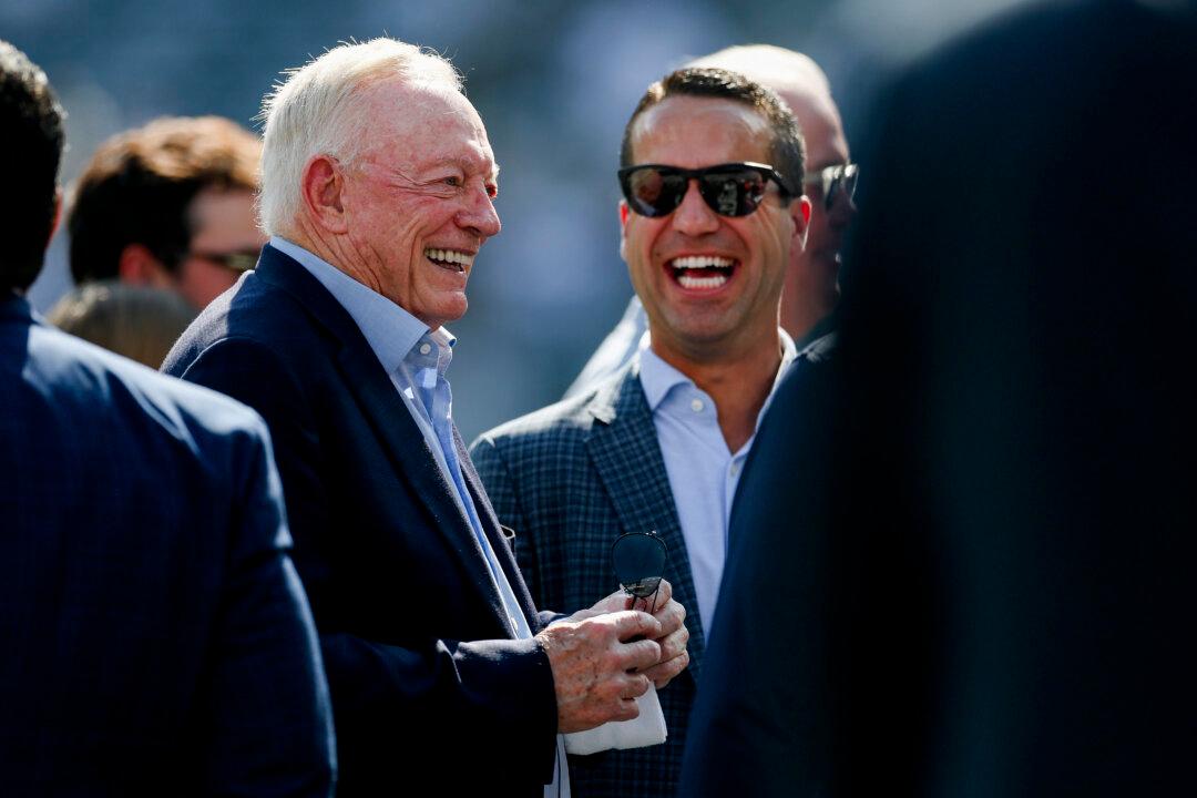Dallas Cowboys Owner Jerry Jones Fined $250,000 for Obscene Gesture Toward Fans