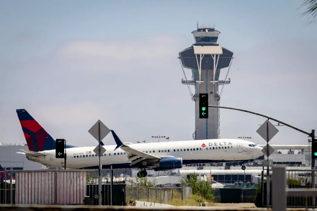 Trump Admin Sounds Alarm Over Risk of Flight Delays as Controllers Set to Miss Paycheck