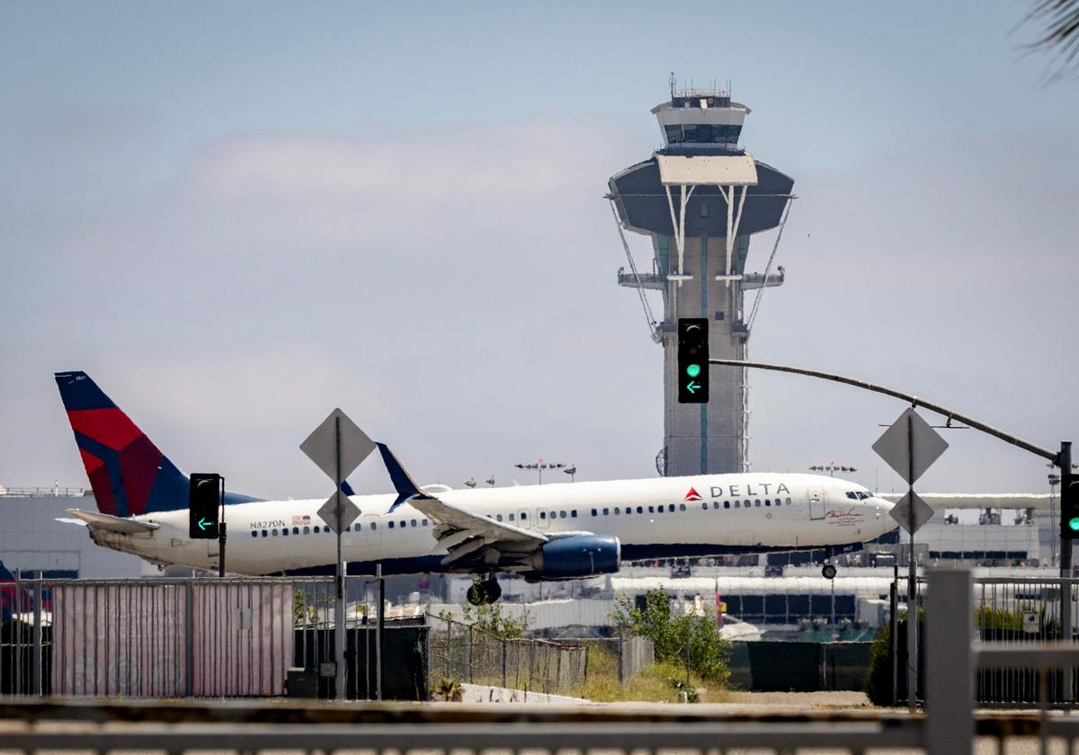 More Than 5,600 US Flights Delayed as Government Shutdown Drags On thumbnail