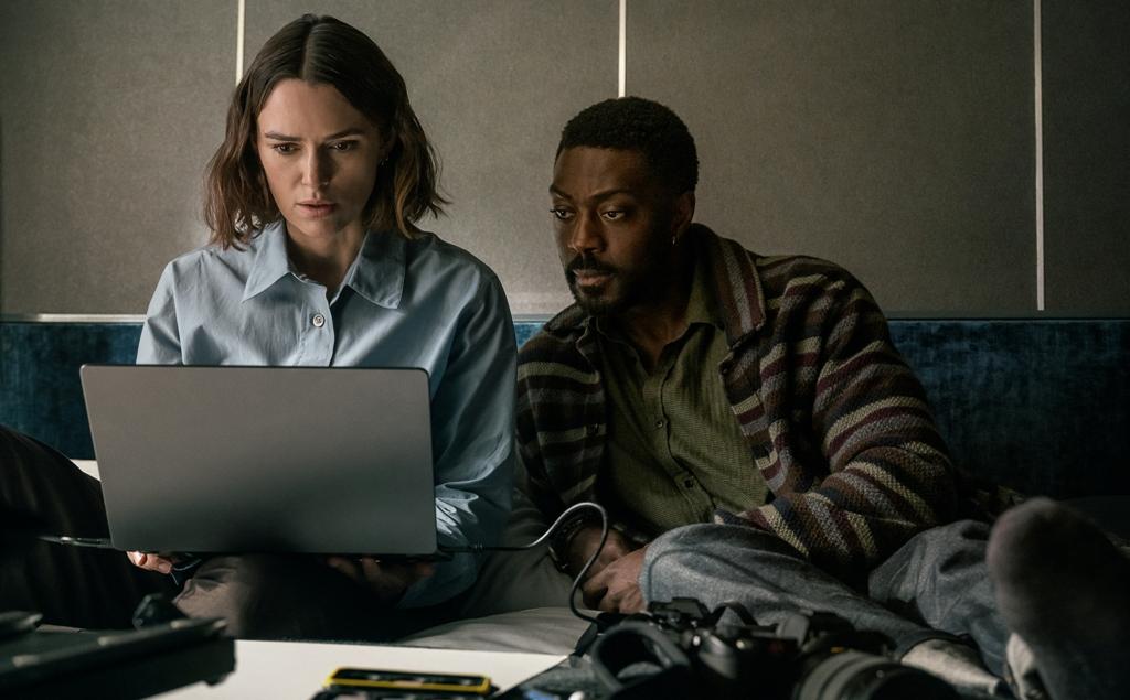 Lo (Keira Knightley) and Adam (Daniel Ings), in "The Woman in Cabin 10." (Parisa Taghizadeh/Netflix)
