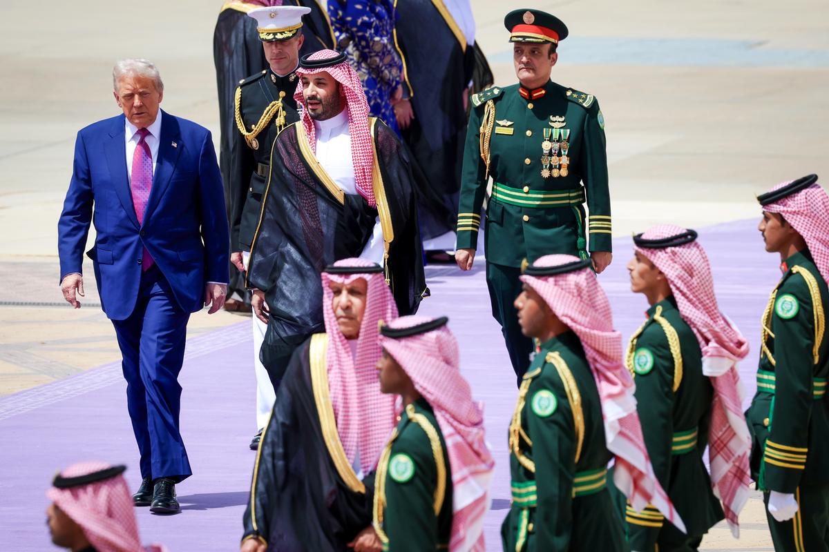 2025年5月13日,沙特阿拉伯利雅得(Riyadh),哈立德國王國際機場(King Khalid International Airport),特朗普總統抵達時,受到沙特王儲穆罕默德·本·薩勒曼(Mohammed bin Salman)的迎接。特朗普總統開啟海灣地區多國之行,重點是拓展與美國主要盟友的經濟聯繫並加強安全合作。(Win McNamee/Getty Images)