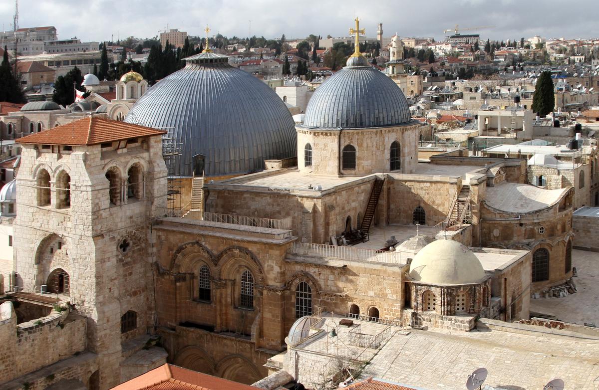 The exterior of the Church of the Holy Sepulcher in Jerusalem with its 12th-century bell tower, rotunda, catholicon (smaller dome), and ambulatory. (<a title="User:Gerd Eichmann" href="https://commons.wikimedia.org/wiki/User:Gerd_Eichmann">Gerd Eichmann</a>/<a href="https://creativecommons.org/licenses/by-sa/4.0/deed.en" target="_blank" rel="nofollow noopener">CC BY-SA 4.0</a>)