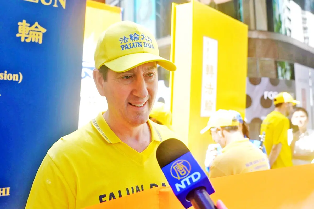 Mark Hutchison, the founder of Lifewood floors, flew across the country from Perth, Western Australia to join the Falun Dafa parade in Sydney. (Wang Nan/NTD TV)