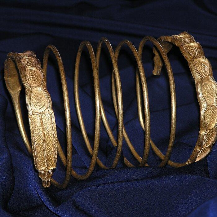 ダキアの金の腕輪、紀元前2世紀から紀元後1世紀。金製。ルーマニア国立歴史博物館所蔵。(パブリックドメイン)