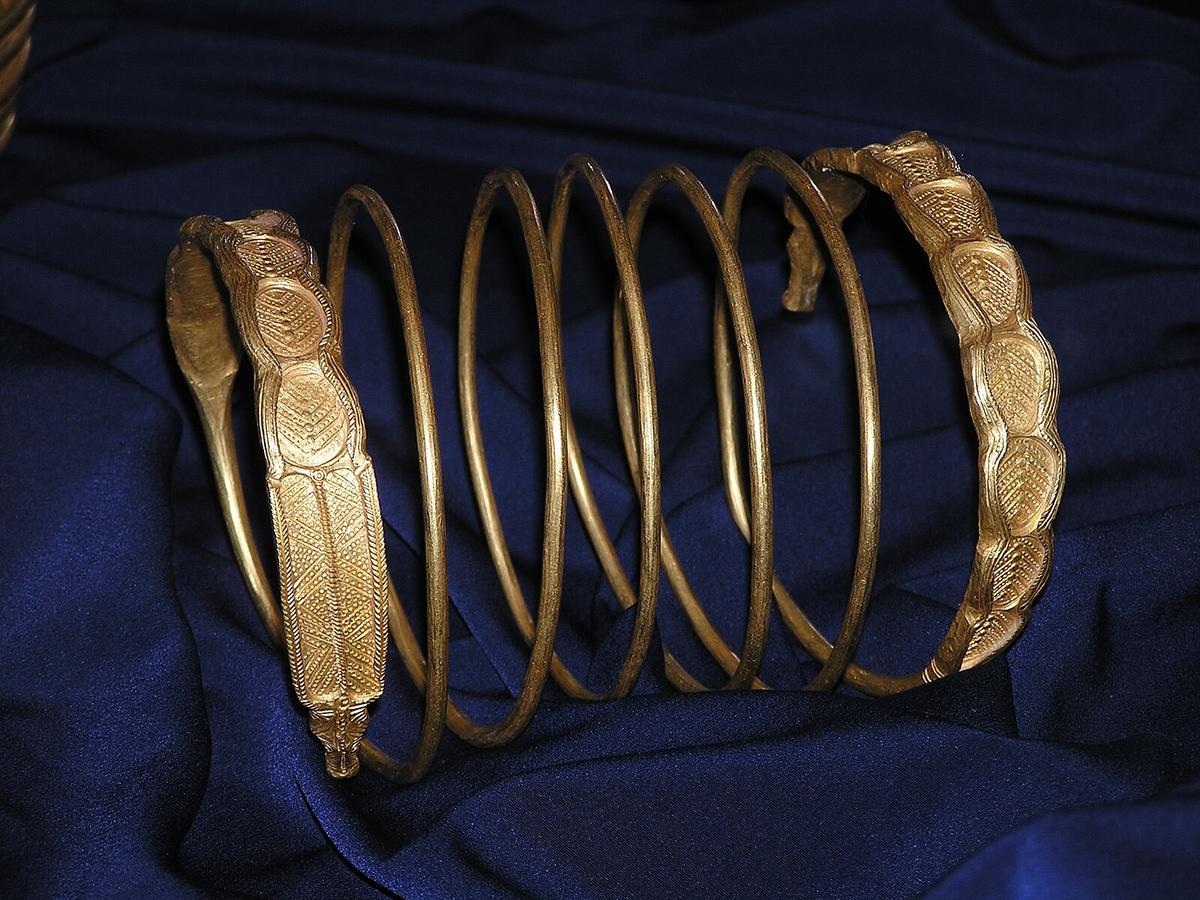 達契亞金手鐲(Dacian Gold Bracelet),西元前二世紀至西元一世紀,黃金材質,由羅馬尼亞國家歷史博物館(National Museum of Romanian History)典藏。(公有領域)