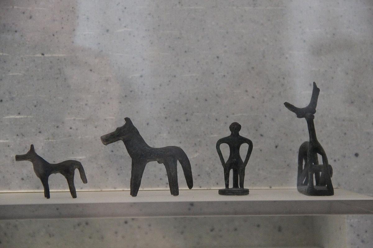 「青銅製の牡馬、馬、その他の小像」、紀元前8世紀、古代ギリシャおよびイタリア。ルーヴル美術館所蔵。ルーヴル美術館所蔵のこのコレクションの左端2体の像によく似た青銅製の馬像が行方不明となっている。(パブリックドメイン)