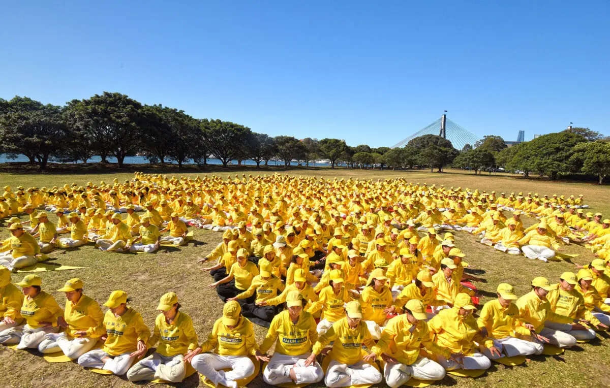 Falun Gong practitioners dressed in coordinated colorful attire formed a gigantic Falun pattern in Jubilee Park, Sydney, Australia on Oct. 11, 2025. (Wang Nan/NTD TV)