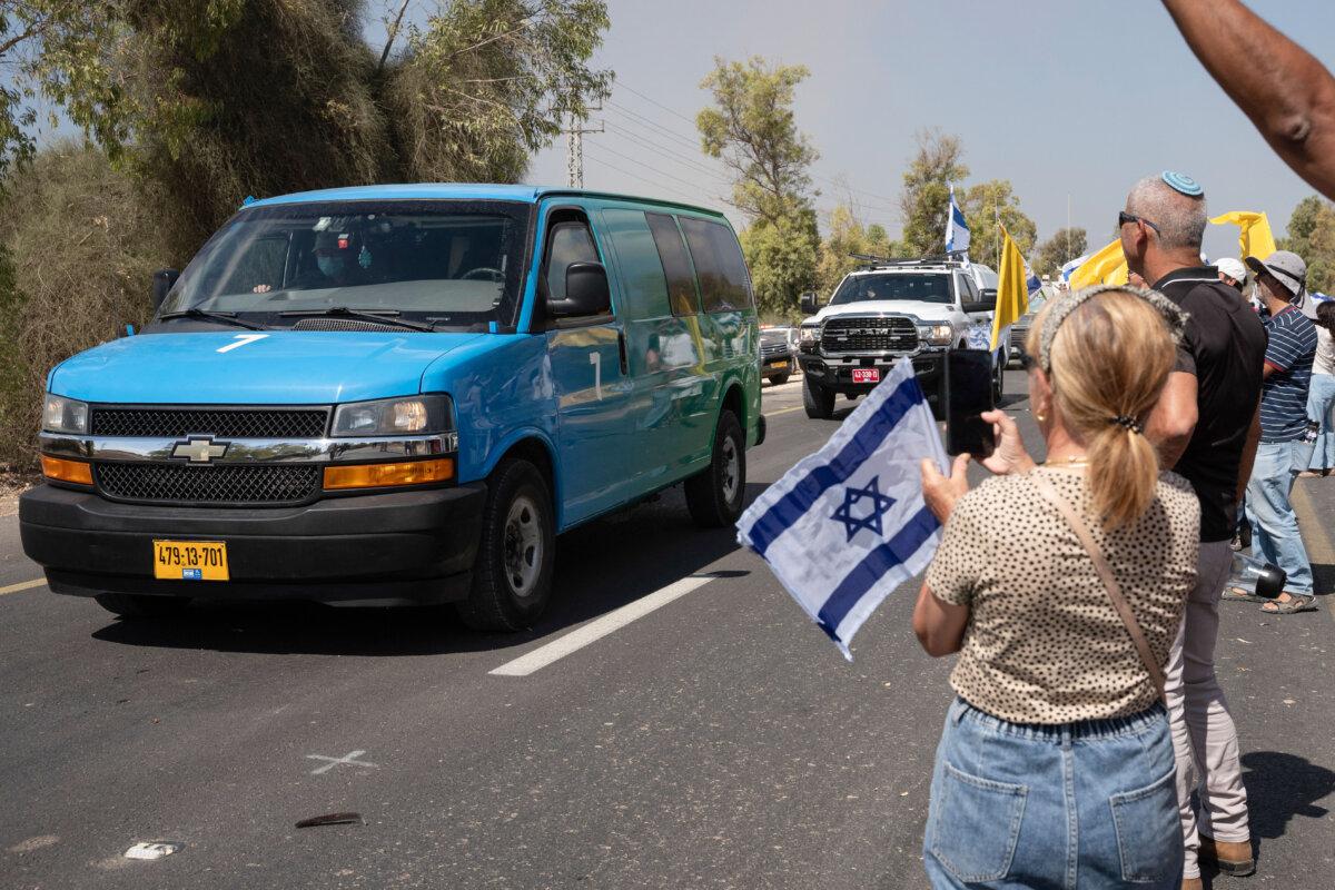 5 Takeaways From Trump’s Visit to Israel, Egypt | USNN World News Israelis gather with national flags outside the Re'im military base to welcome the hostages, near the border with the Gaza Strip in southern Israel on Oct. 13, 2025. (Maya Levin/AFP via Getty Images)