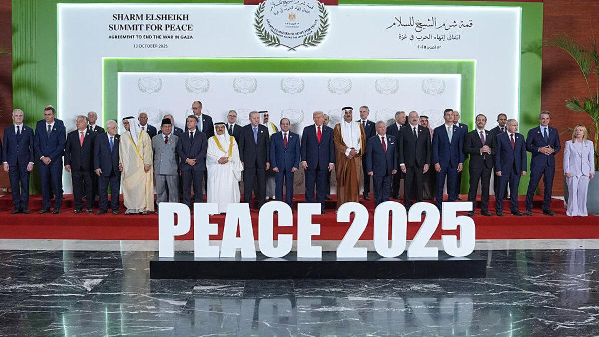 5 Takeaways From Trump’s Visit to Israel, Egypt | USNN World News President Donald Trump (C) and other world leaders pose for a photo during a summit of European and Middle Eastern leaders in Sharm el-Sheikh, Egypt, on Oct. 13, 2025. (Evan Vucci/Pool/Getty Images)