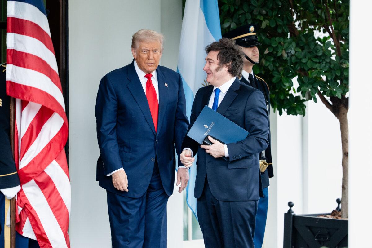 La guerra de Irán empuja a los aliados del Golfo a solicitar ayuda en dólares: lo que hay que saber | Noticias mundiales de la USNN El presidente estadounidense Donald Trump saluda al presidente argentino Javier Milei en la Casa Blanca en Washington el 14 de octubre de 2025. (Madalina Kilroy/La Gran Época)
