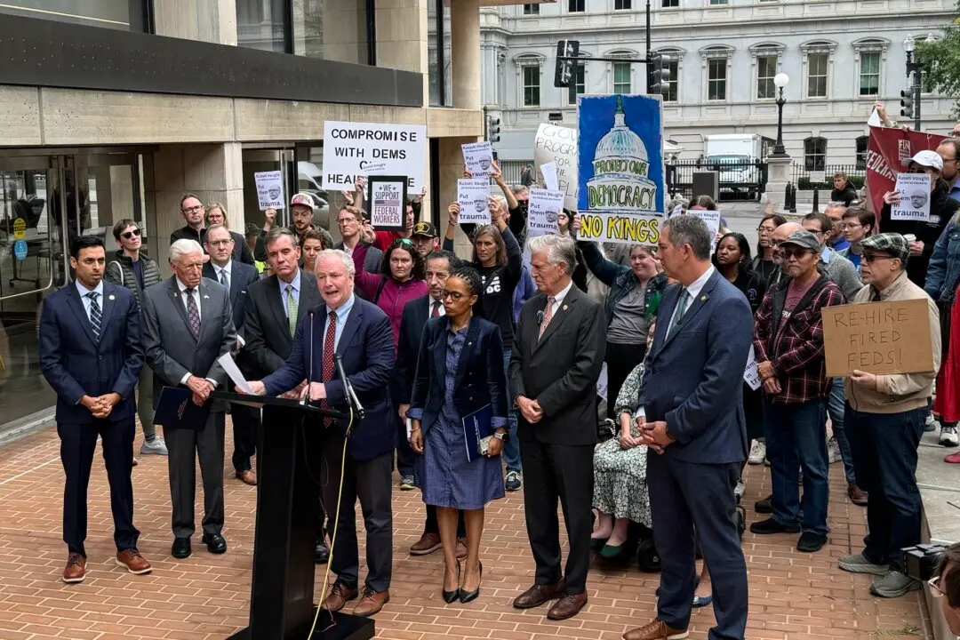 Democratic Lawmakers Demand Federal Workers Receive Back Pay