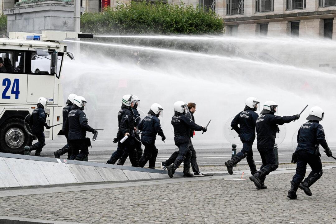 Day in Photos: Strike in Belgium, Road Collapse in Honduras, and Balloon Festival