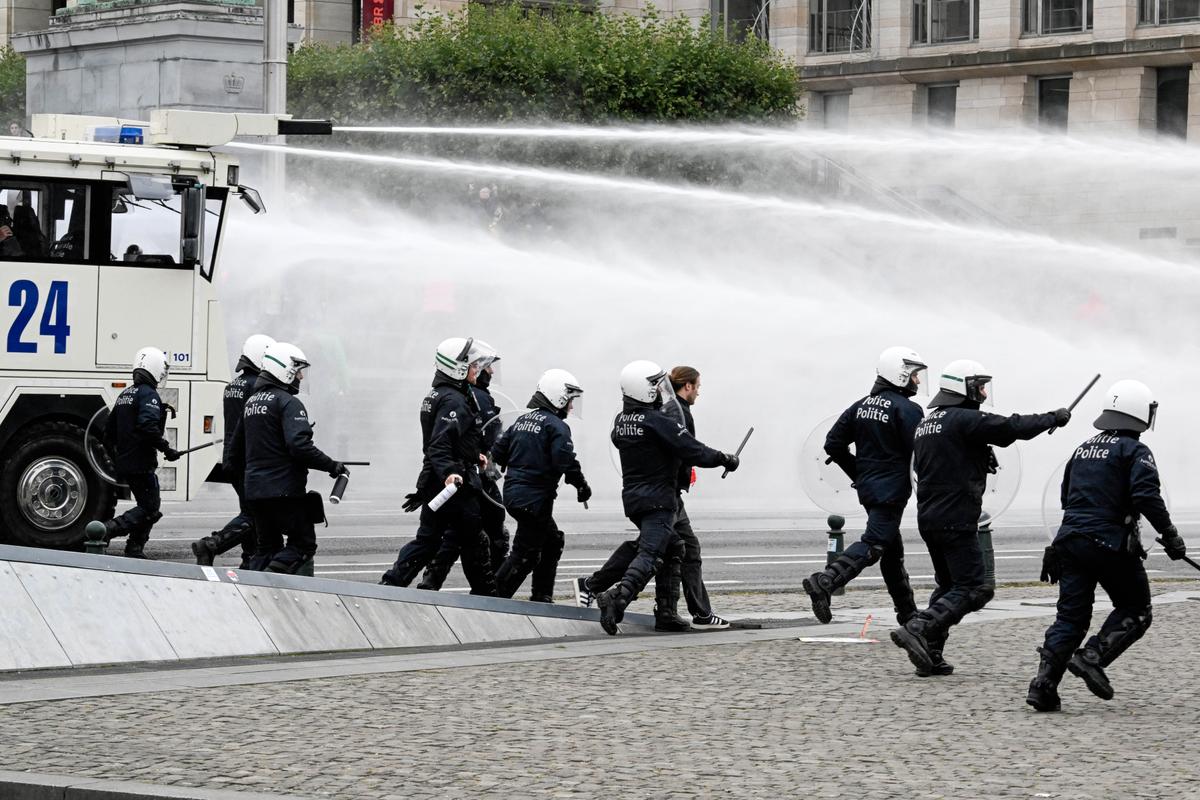 Day in Photos: Strike in Belgium, Road Collapse in Honduras, and Balloon Festival thumbnail