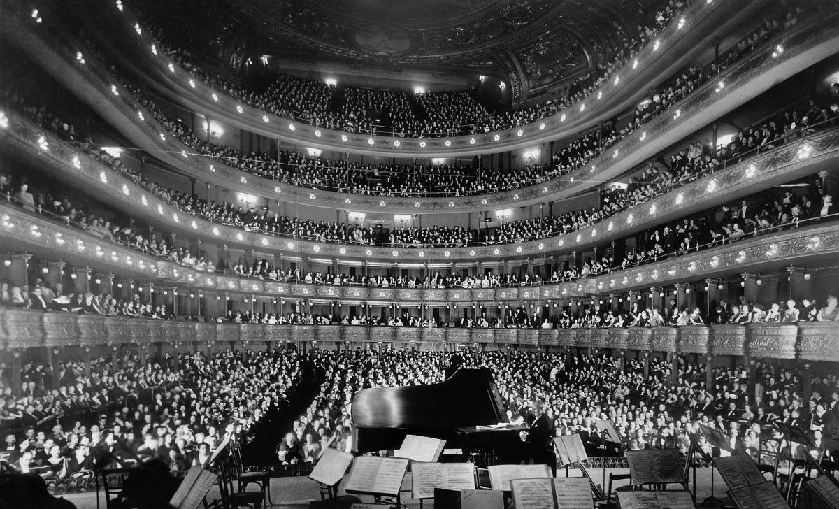 Recital at the old Met by pianist Josef Hofmann, Nov. 28, 1937. (Public Domain)