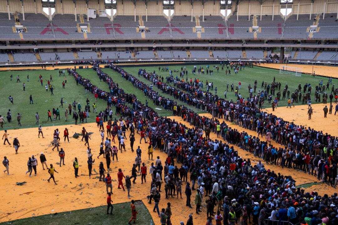 Day in Photos: Farewell to Kenyan Opposition Leader, Farmers Protest in France, and Sumo Tournament