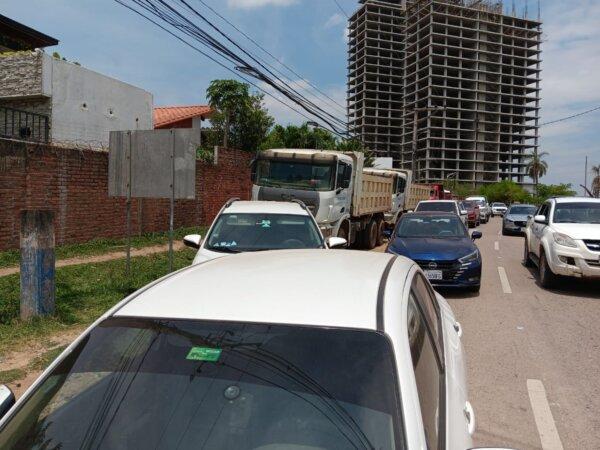 Lines of cars and trucks wait near a gas station near Santa Cruz, Bolivia, on Oct. 14, 2025. (Autumn Spredemann/The Epoch Times)