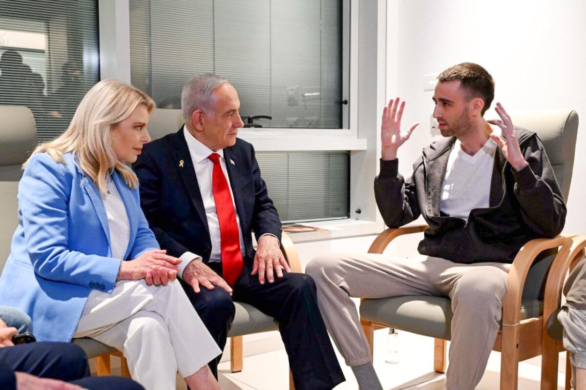 Avinatan Or meets with Prime Minister Benjamin Netanyahu at the hospital. (Israel Government Press Office)