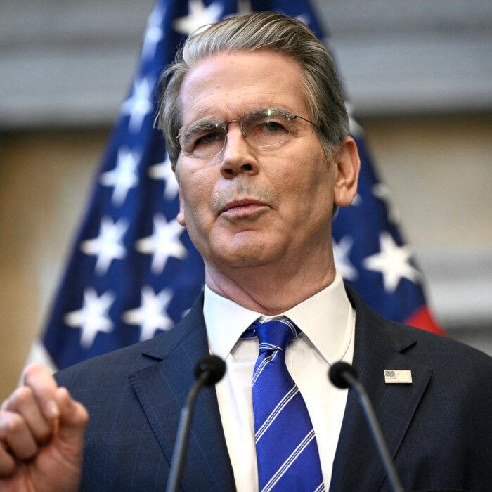 Bessent Urges IMF, World Bank to Take Tougher Stance on China as Trade War Escalates