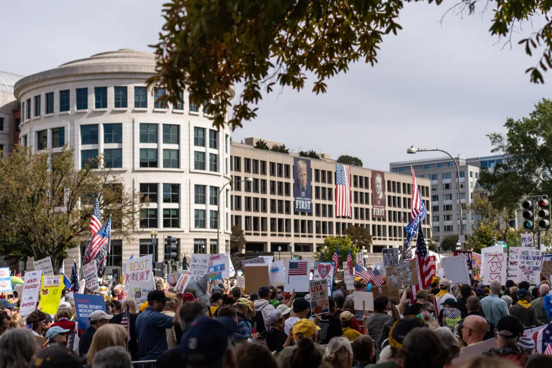 ‘No Kings’ Protests Kick Off Across US as GOP Denounces Rallies as ’Hate America’