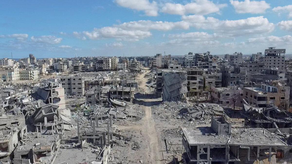 La destrucción en un barrio residencial de la ciudad de Gaza, tras la retirada de las fuerzas israelíes de la zona, en medio de un alto al fuego entre Israel y Hamás en Gaza, el 18 de octubre de 2025. (Dawoud Abu Alkas/Reuters)