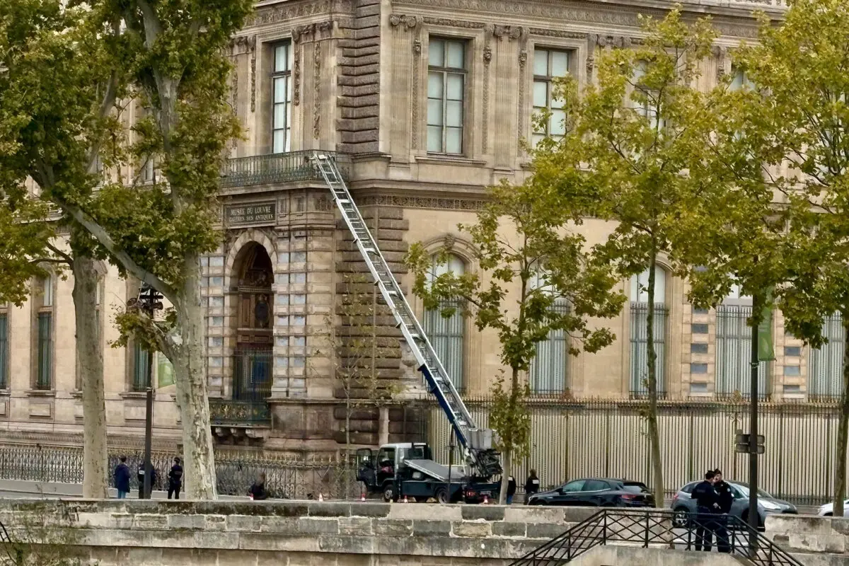 Un elevador de cestas utilizado por ladrones se ve en el museo del Louvre en París, el 19 de octubre de 2025. (Alexander Turnbull/AP Photo)