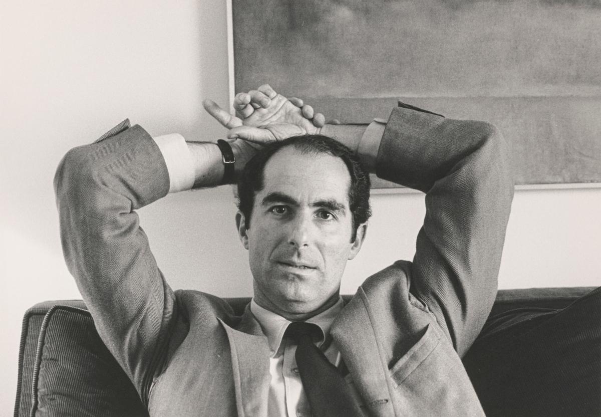 美国当代小说家菲利普‧罗斯(Philip Roth)近照,摄于1967年。桑格提到的一些公众人物曾向他抱怨维基百科对他们的描述存在误读,罗斯便是其中之一。(Bernard Gotfryd/Public Domain)