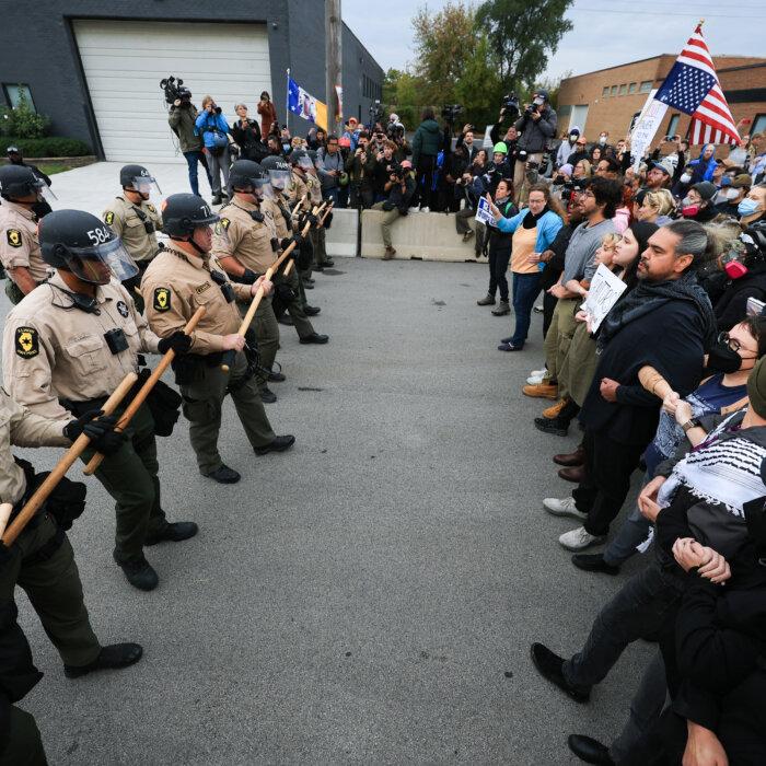 Supreme Court Delays Ruling on Trump’s National Guard Deployment to Illinois