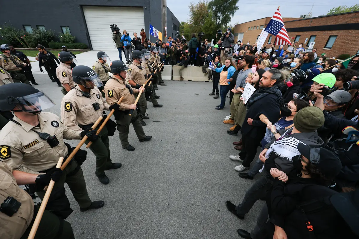 Supreme Court Delays Ruling on Trump’s National Guard Deployment to Illinois thumbnail