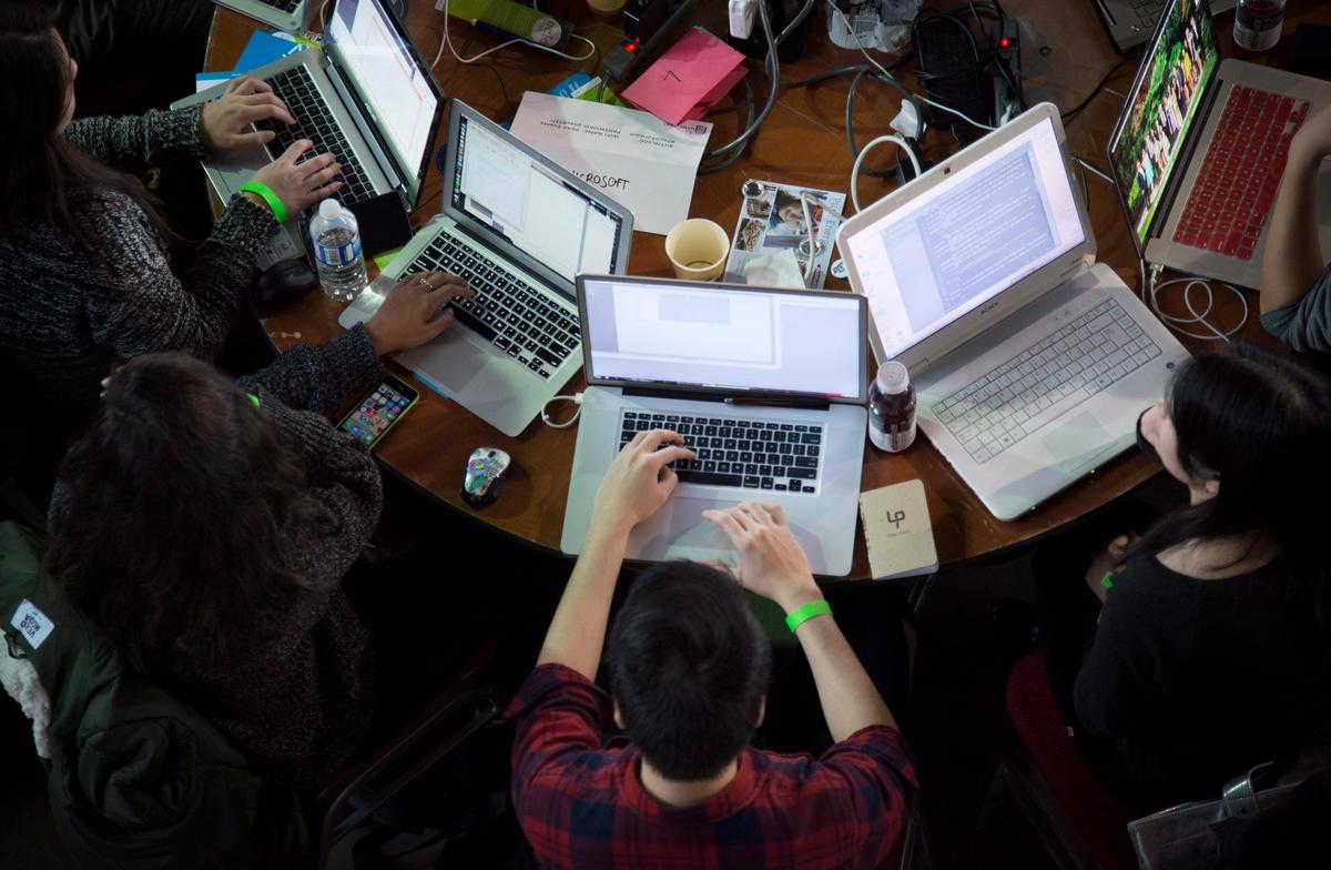 Artificial Intelligence Threatening to Push Young People out of Entry-Level Jobs