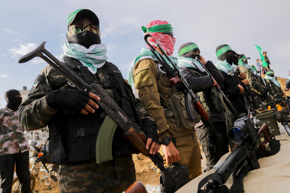 Combatientes de Hamás en el sur de la Franja de Gaza, el 20 de febrero de 2025. (Saeed Jaras/Middle East Images/AFP vía Getty Images)