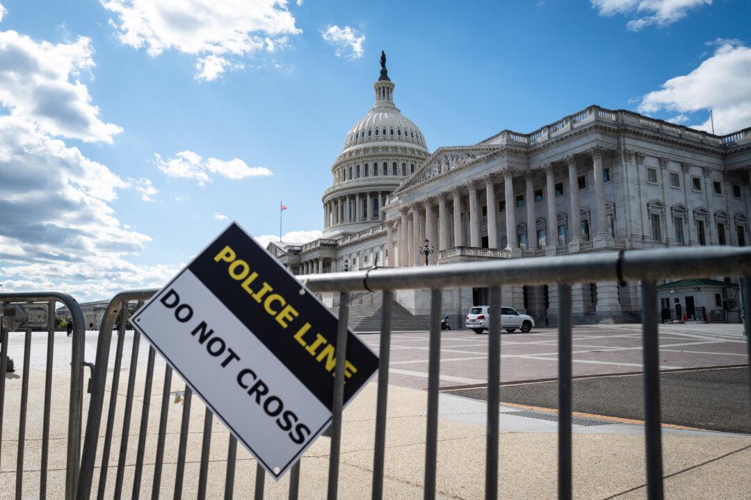 Lawmakers Weigh Plan to Pay Troops, Active Federal Workers as Shutdown Wears On