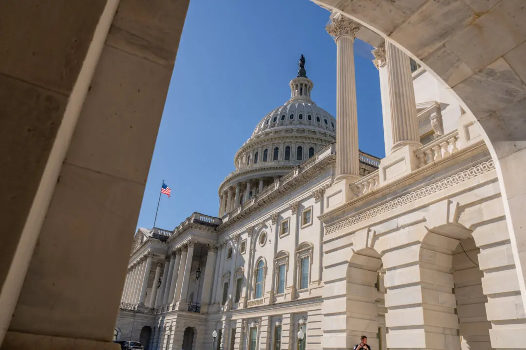 Federal Workers Union Calls on Democrats to Support GOP Bill and End Shutdown