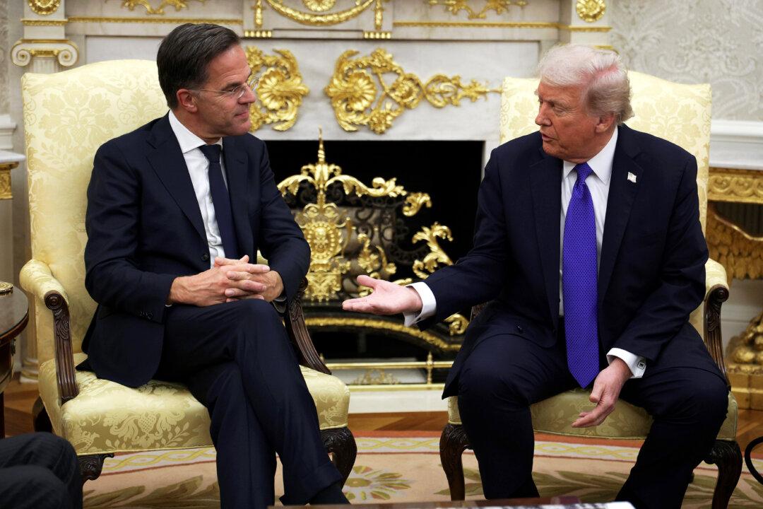 Trump Meets NATO Chief as US Toughens Russia Sanctions
