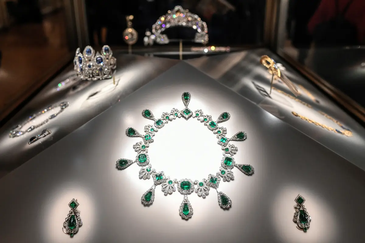 French Heritage Heist: The Sparkly Stories Behind the Louvre’s Stolen Jewels | USNN World News Empress Marie-Louise’s necklace and earrings from her wedding set displayed at the Louvre’s Apollon Gallery. (Stephane de Sakutin/Getty Images)