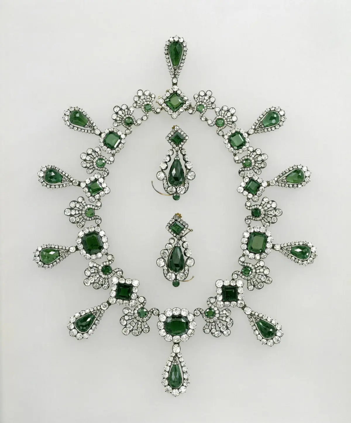 French Heritage Heist: The Sparkly Stories Behind the Louvre’s Stolen Jewels | USNN World News Emerald necklace and earrings from the parure of Marie-Louise, 1810, by François-Régnault Nitot. Emeralds, diamonds, gold; necklace measuring 16 9/10 inches by 2 3/4 inches and earrings measuring 2 1/4 inches by 1 1/5 inches. (Jean-Gilles Berizzi/Musée du Louvre)