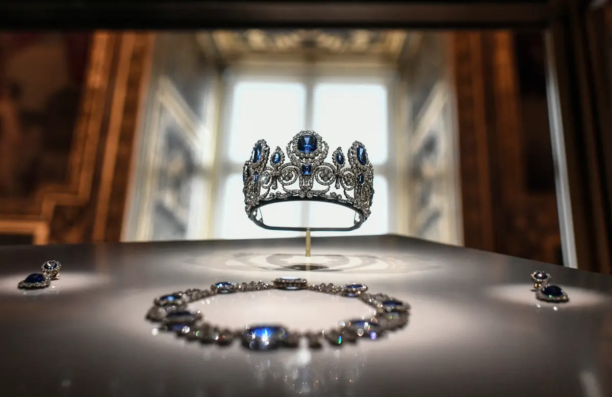 French Heritage Heist: The Sparkly Stories Behind the Louvre’s Stolen Jewels | USNN World News The sapphire set from Queen Marie-Amelie and Queen Hortense on view in the Louvre’s Apollon Gallery, 2020. (Stephane de Sakutin /Getty Images)