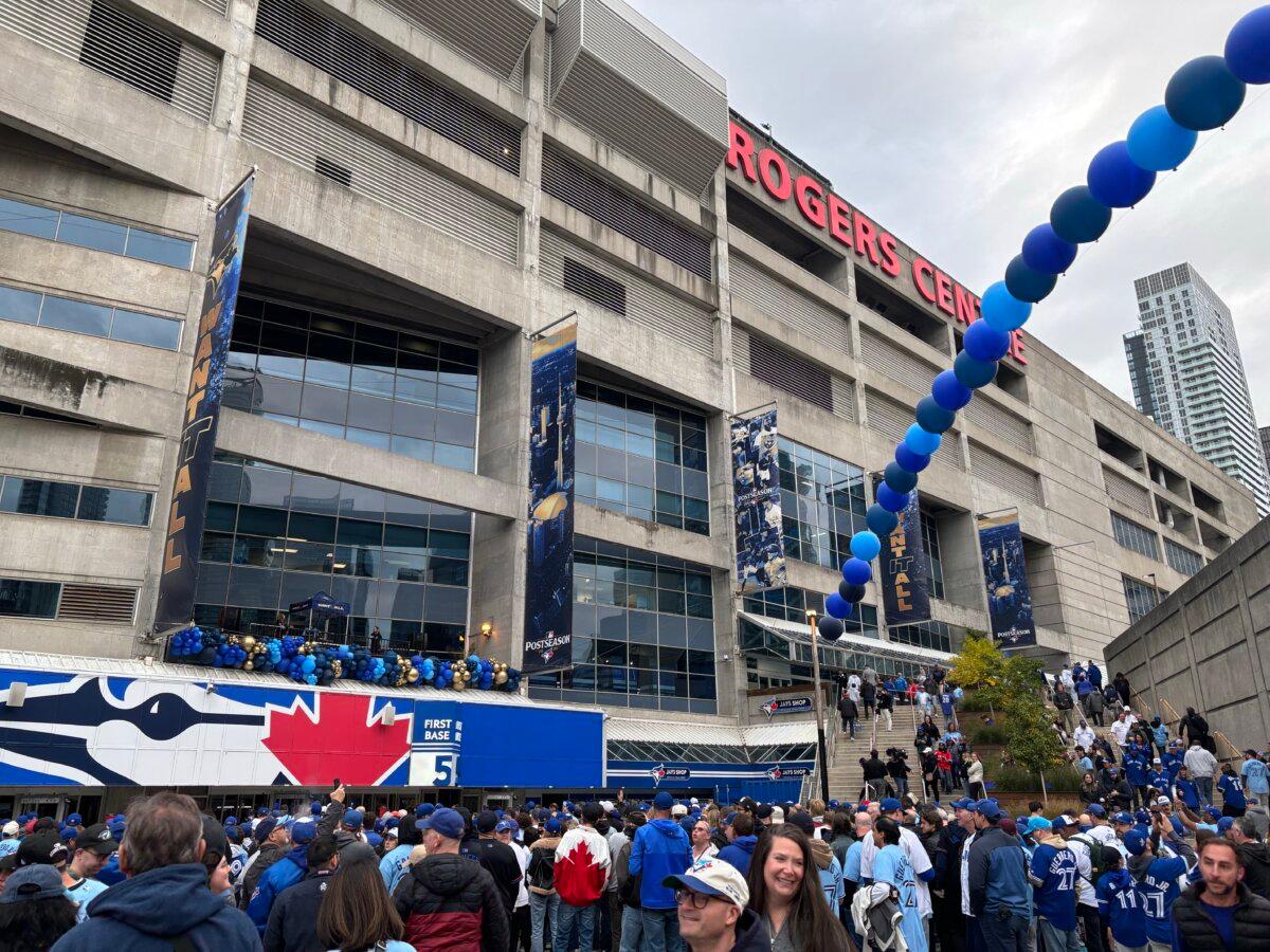 Thousands of Blue Jays fans line up to watch the team's first World Series game against the LA Dodgers at the Rogers Centre in Toronto on Oct. 24, 2025. (Olivia Gomm/The Epoch Times)