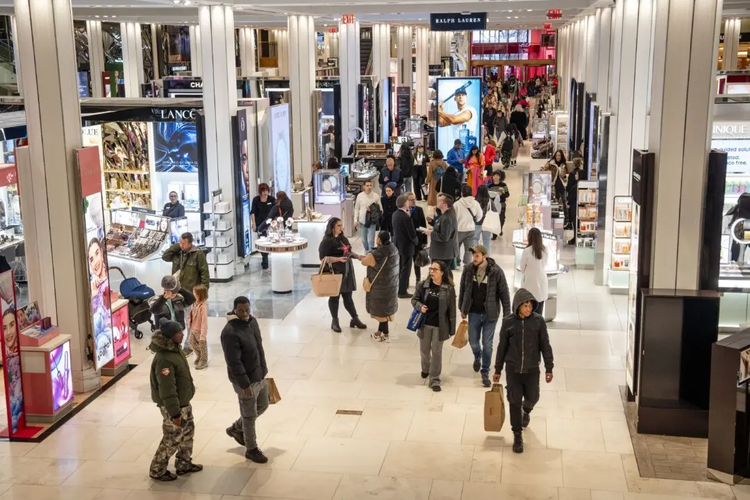 US Business Activity Accelerates as Consumer Mood Slips