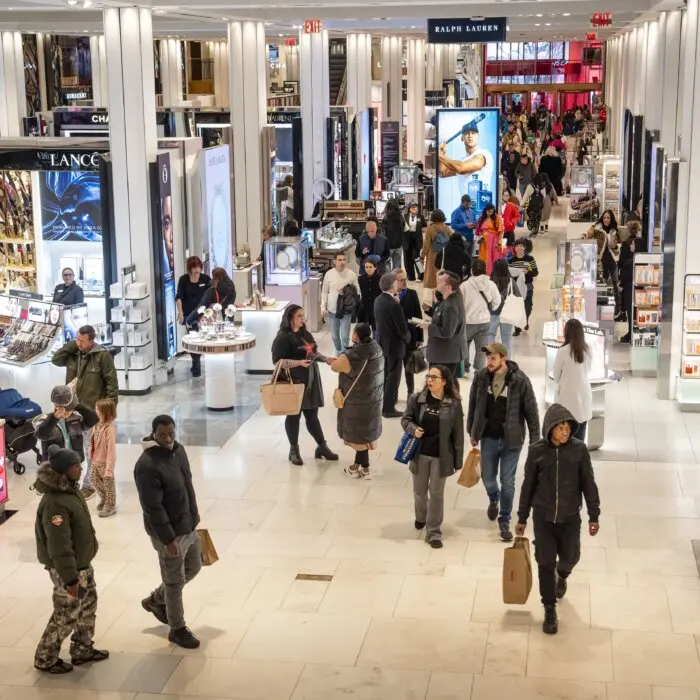 US Business Activity Accelerates as Consumer Mood Slips