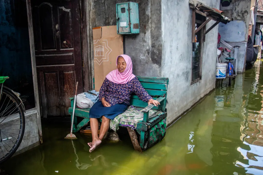 Day in Photos: Floods in Indonesia, Trump Travels to Malaysia, and Annual Carp Fishing Season
