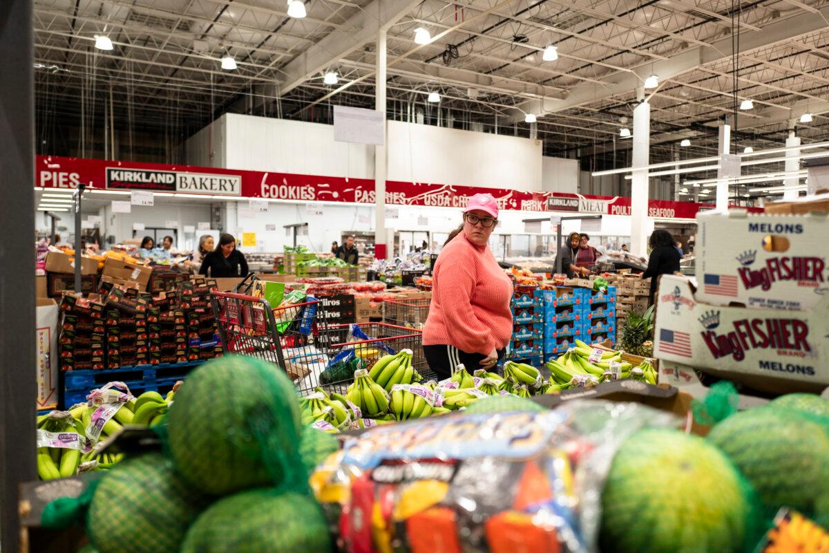 People shop at a grocery store in Elkridge, Md., on Oct. 24, 2025. (Madalina Kilroy/The Epoch Times)