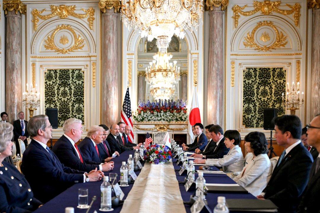 Trump, Japanese Prime Minister Hold Bilateral Talks on Trade, Security