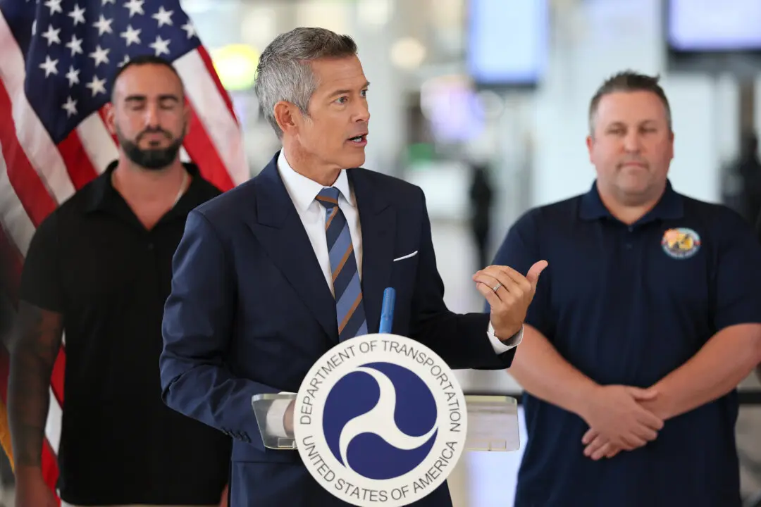 FAA Awards $10,000 Bonuses to 776 Air Traffic Workers Who Had Perfect Attendance During Shutdown