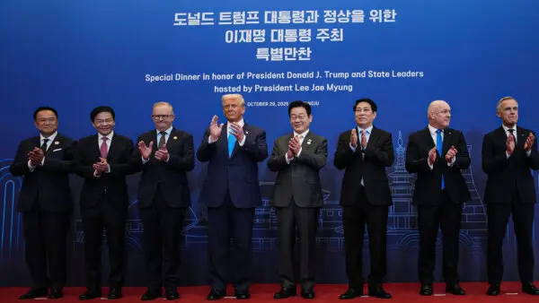 Trump Meets South Korean President Ahead of Summit With China’s Xi