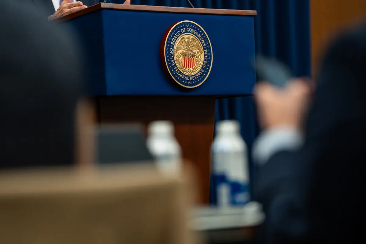 US Dollar Poised for Largest Annual Decline Since 2003 | USNN World News The Federal Reserve Board of Governors seal in Washington. (Madalina Kilroy/The Epoch Times)