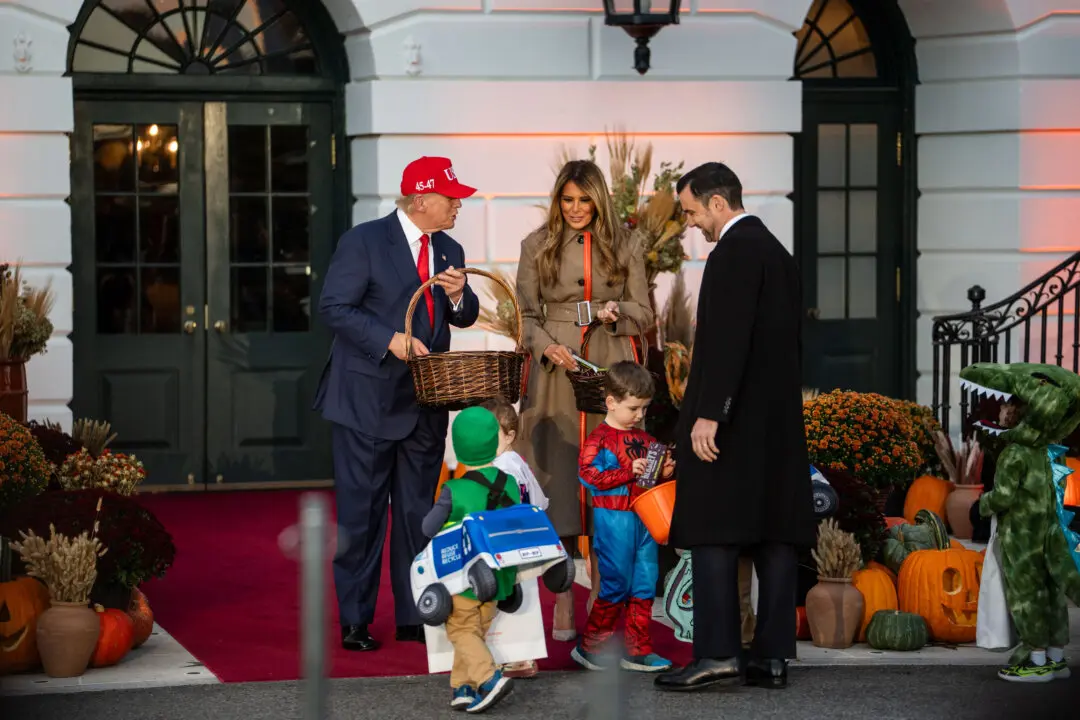 Trump and First Lady Greet Trick-or-Treaters at White House Halloween Celebration