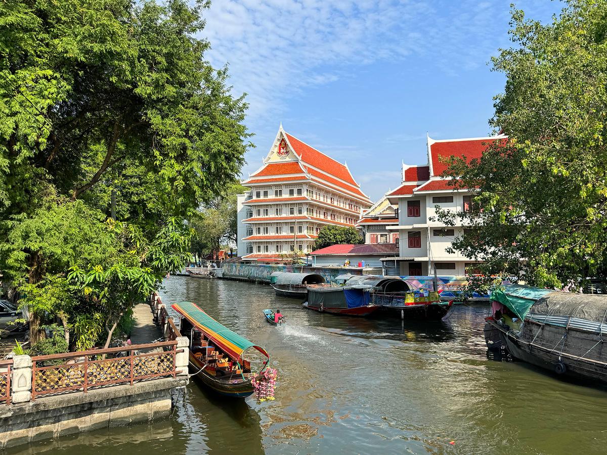 The Khlong Damnoen Saduak canal, which connects the Mae Klong and Tha Chin rivers, is lined with wooden houses, gardens, and floating market stalls. (mtreasure/Getty Images)
